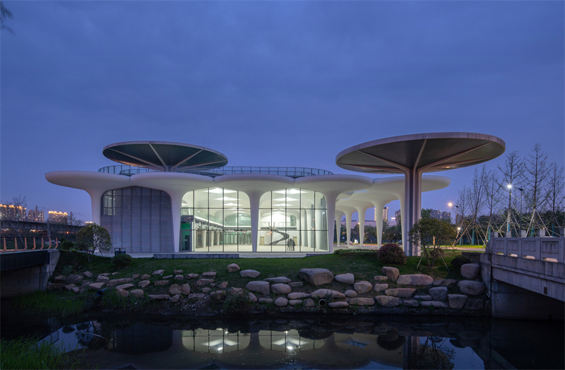 从河边远望健身中心【Fitness center by the river】.jpg