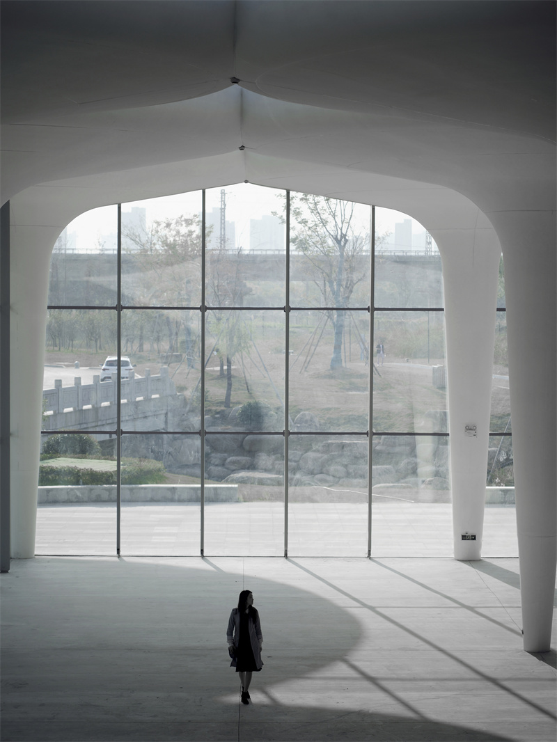 从螺旋楼梯回看健身中心大厅【View the hall of fitness center from the revolving stairs】.jpg