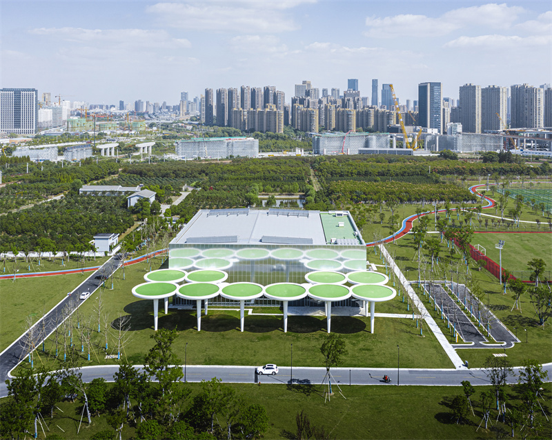 阳极氧化铝板将网球馆变成了自然的延续【Anodized aluminum plate turns tennis hall into a natural continuation】.jpg